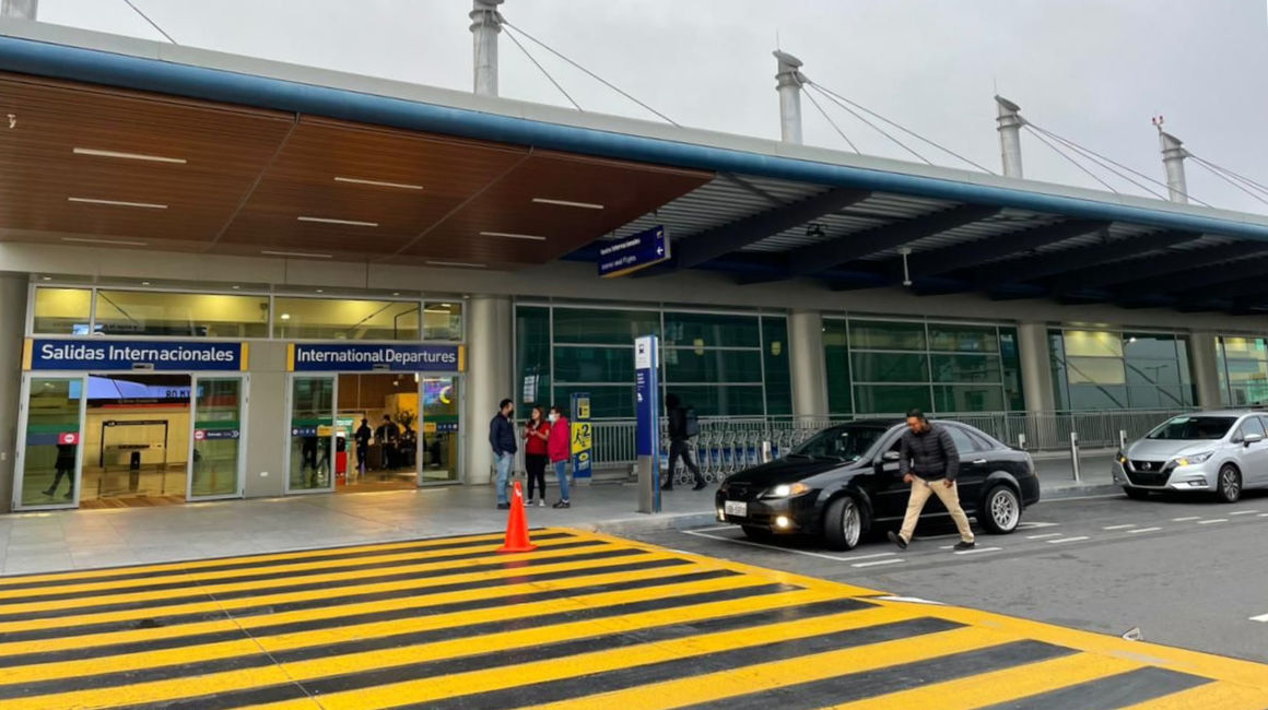 Personas en el Aeropuerto Internacional Mariscal Sucre de Quito, el 22 de junio de 2022.