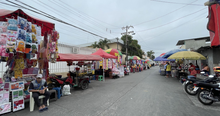 Vendedores informales están en los exteriores de la Maternidad del Guasmo. Guayaquil, 18 de julio de 2022.