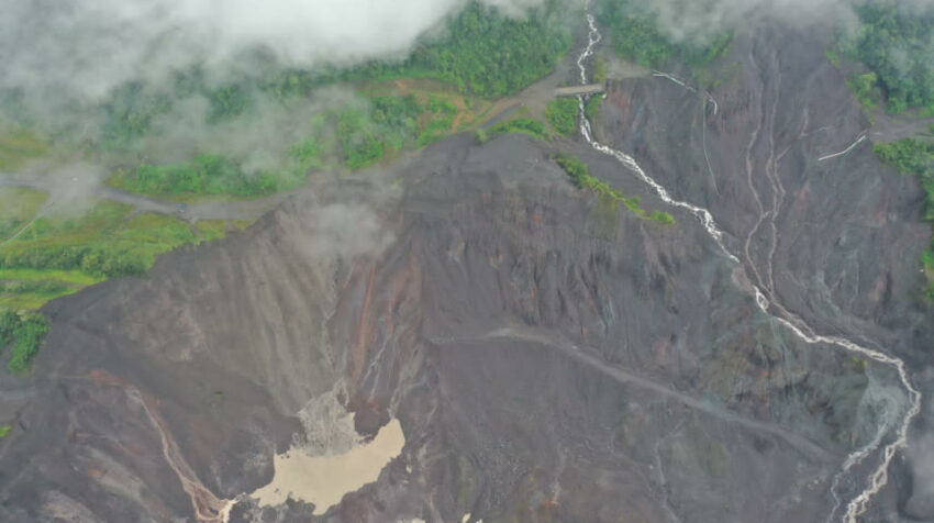 Erosión en el río Coca. Un socavón en el sector de San Luis, en la provincia amazónica de Napo, julio de 2022.