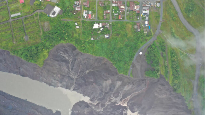 Erosión en el río Coca amenaza las obras de captación de la hidroeléctrica Coca Codo Sinclair. Un socavón en el sector de San Luis, en la provincia amazónica de Napo, julio de 2022.