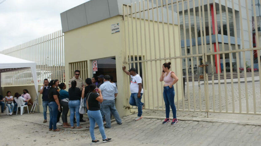 Familiares de detenidos en la Cárcel de Santo Domingo de los Tsáchilas aguardan por información sobre el estado de sus allegados, el 19 de julio de 2022, un día después de la masacre de 12 presos.