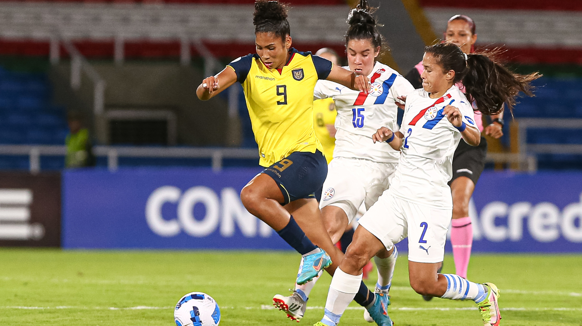 Nayely Bolaños, de Ecuador, disputa un balón en la Fecha 4 de la Copa América femenina ante Paraguay, el 20 de julio de 2022.