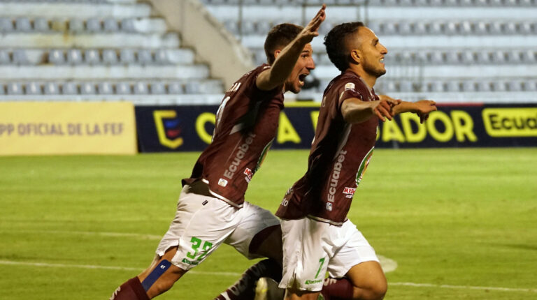Los jugadores de Mushuc Runa celebran un gol anotado frente a Cumbayá FC por los octavos de final de la Copa Ecuador, el 20 de julio de 2022.