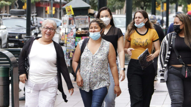 Un grupo de mujeres camina en el centro de Guayaquil. 19 de julio de 2022.