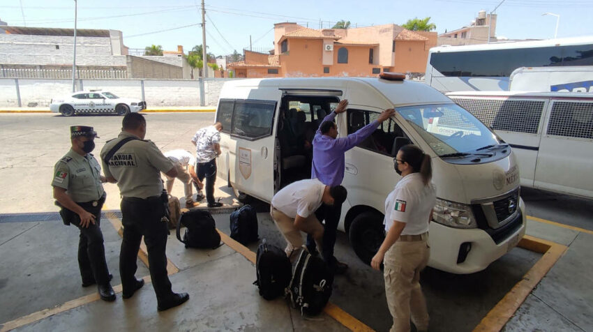 La Guardia Nacional de México encontró a un grupo de migrantes en una terminal terrestre en mayo de 2022.
