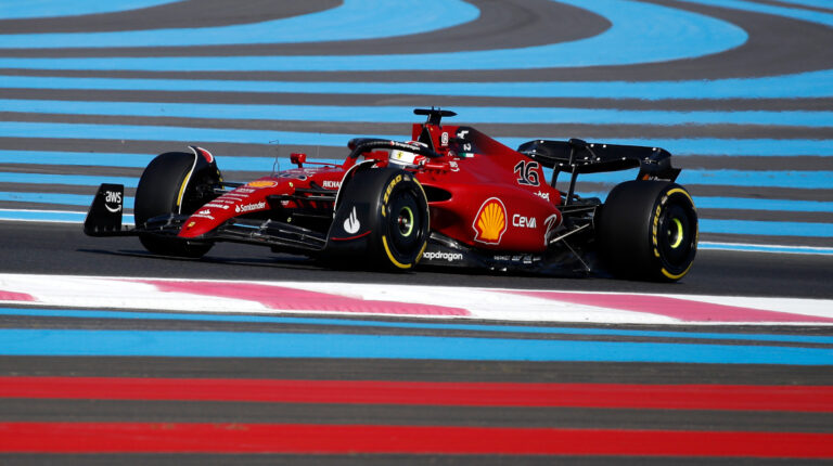 Charles Leclerc durante la primera sesión de entrenamientos libres del Gran Premio de Francia.