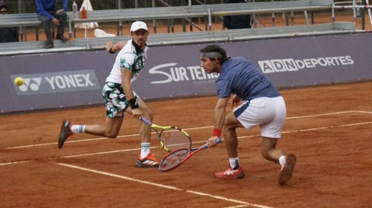 Diego Hidalgo y Cristian Rodríguez durante un partido de tenis en Rumania.