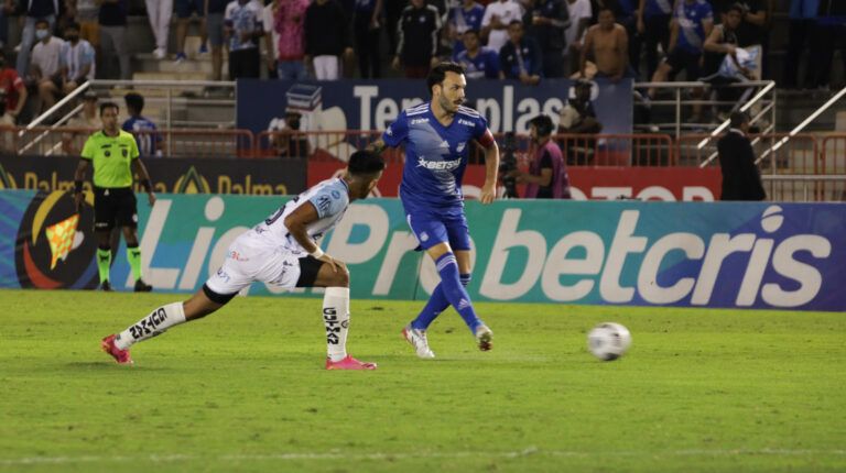 Sebastián Rodríguez, de Emelec, domina un balón en el partido ante Guayaquil City por la Fecha 3 de la segunda etapa de la LigaPro, el 23 de julio.