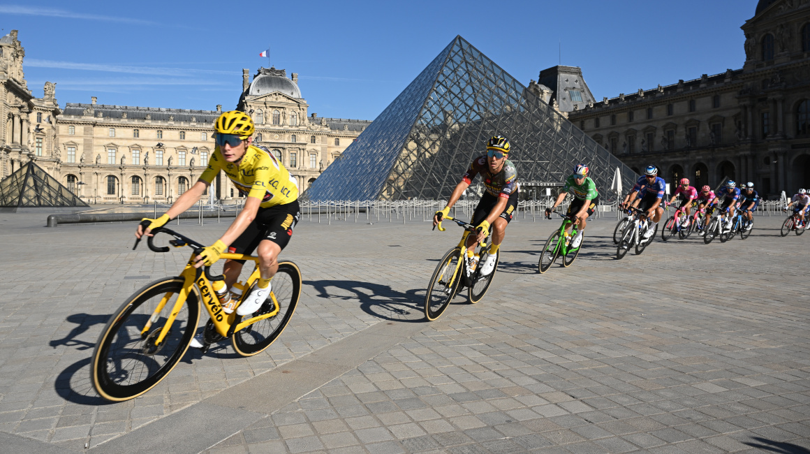 El ciclista danés Jonas Vingegaard de Jumbo Visma pasa por el Louvre durante la Etapa 21 del Tour de Francia, el 24 de julio de 2022.