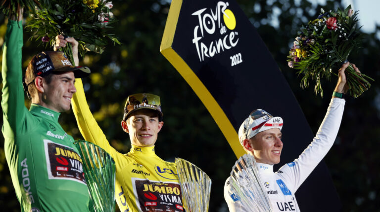 En el podio Wout Van Aert, Jonas Vingegaard y Tadej Pogacar tras la Etapa 21 del Tour de Francia 2022.