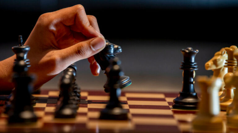 Imagen referencial de una persona jugando ajedrez.