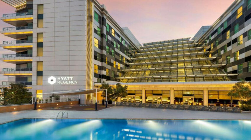 Vista de una de las piscinas del hotel Hyatt Regency Oryx en Doha, Catar.
