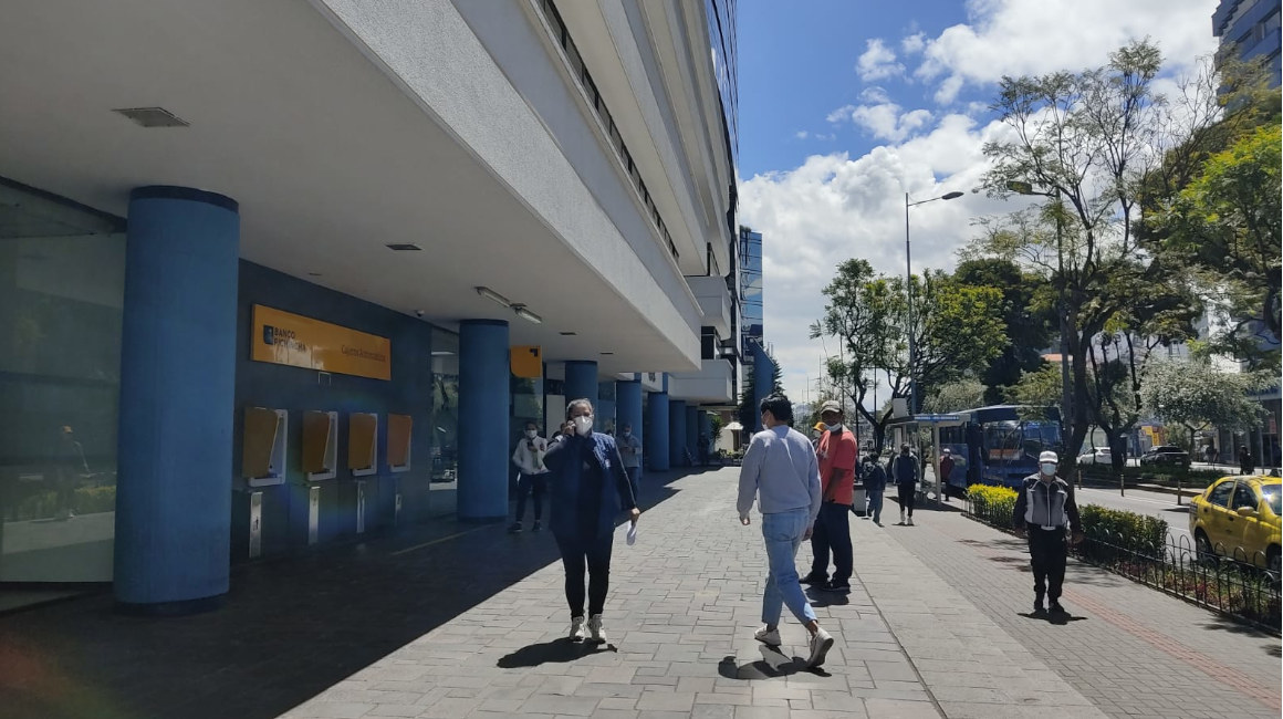 Imagen referencial de clientes en los exteriores de una agencia de Banco Pichincha en Quito créditos