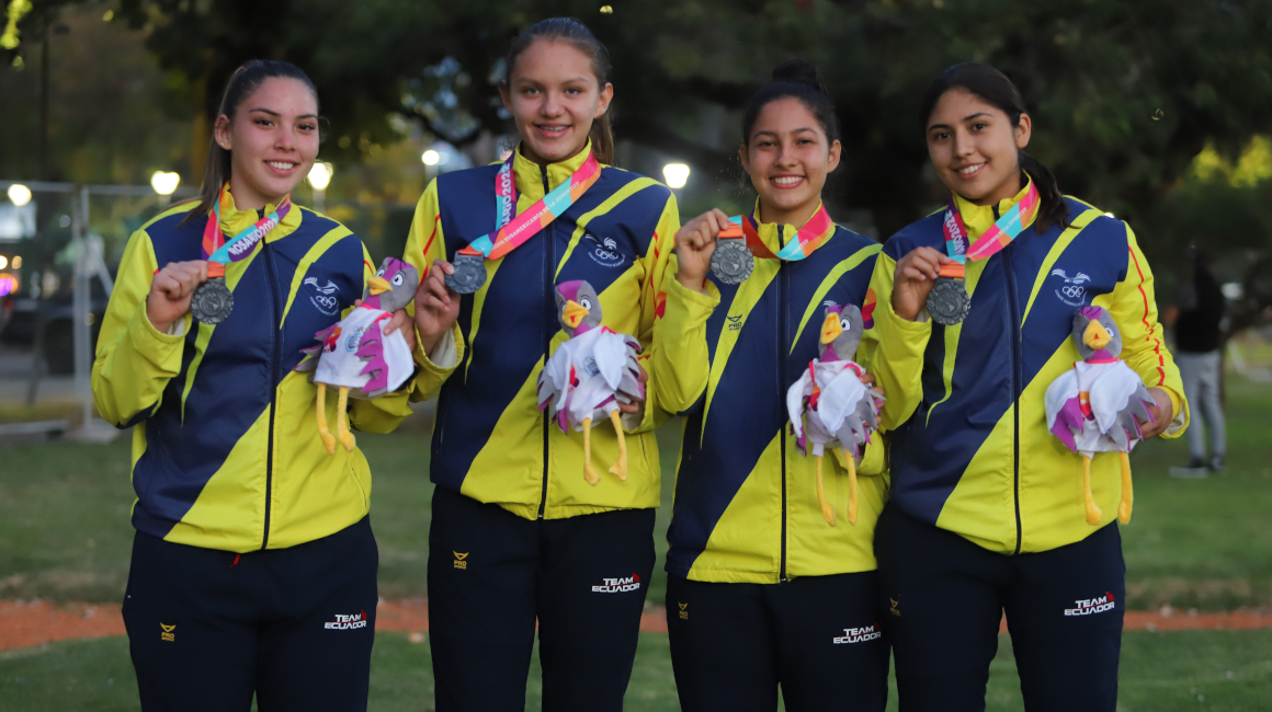 La selección femenina de básquet 3x3, con sus medallas de plata de los Juegos Suramericanos de la Juventud, en Argentina, el 1 de mayo de 2022.
