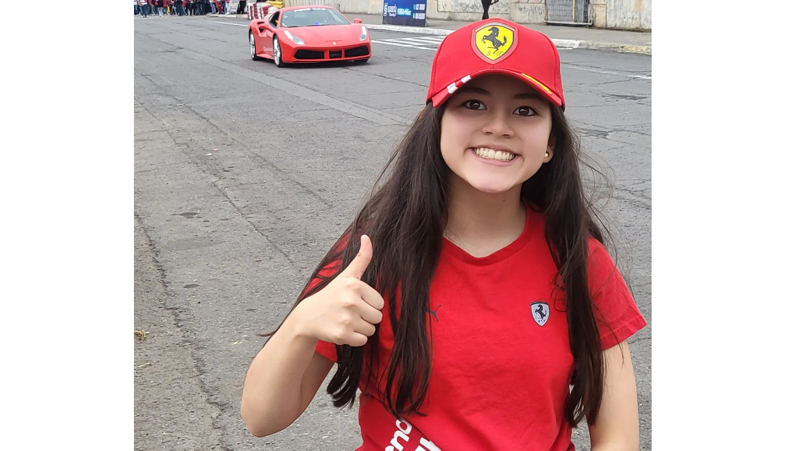 Doménika Arellano, en una exhibición de autos Ferrari en Riobamba, el 17 de abril de 2022.