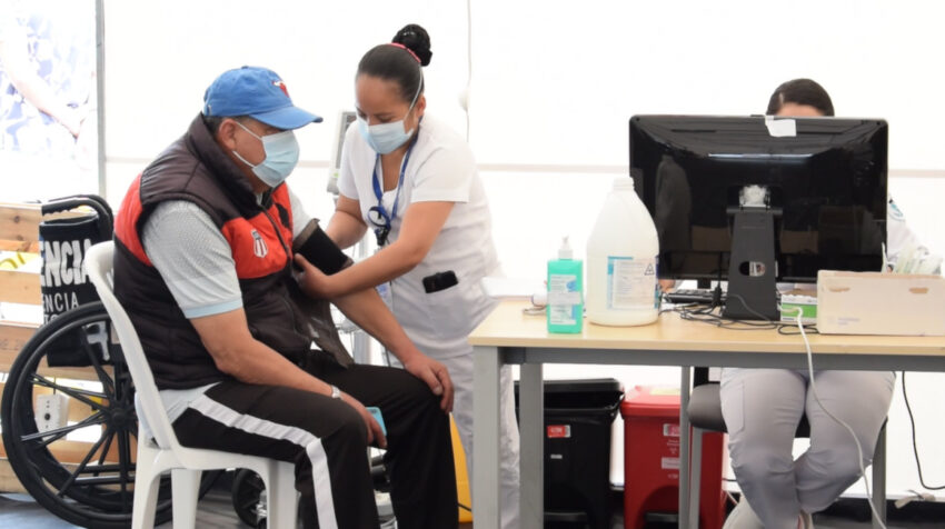 Un paciente recibe atención médica en el Hospital Quito Sur, el 28 de julio de 2022.