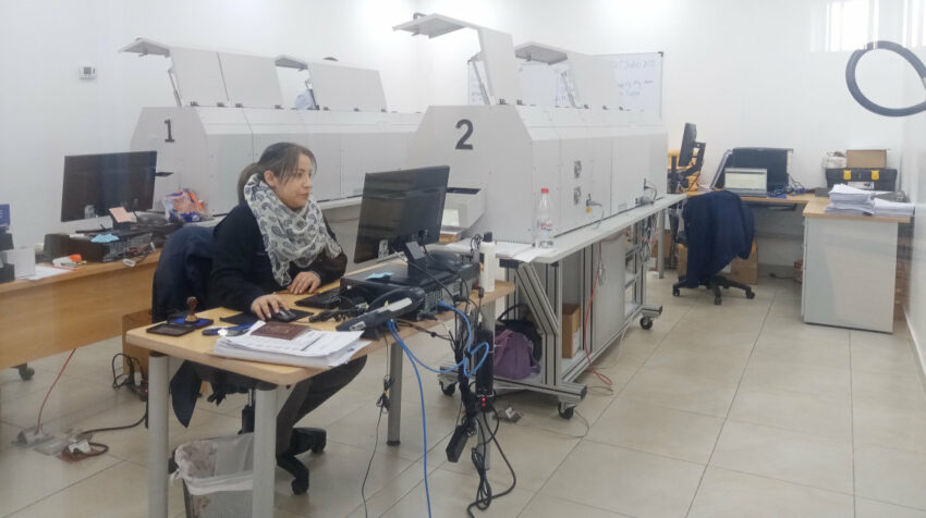 Las máquinas para imprimir pasaportes solo están disponibles en las oficinas principales de Quito, Guayaquil y Cuenca. 