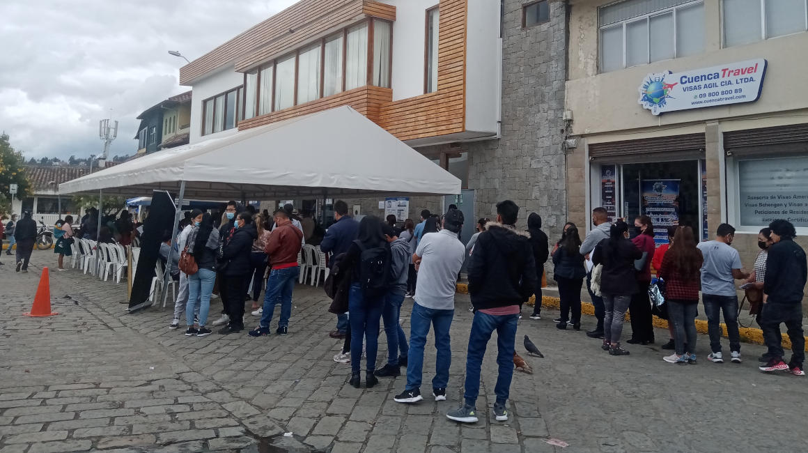 Decenas de personas esperan en los exteriores del Registro Civil de Cuenca el jueves 28 de julio de 2022.