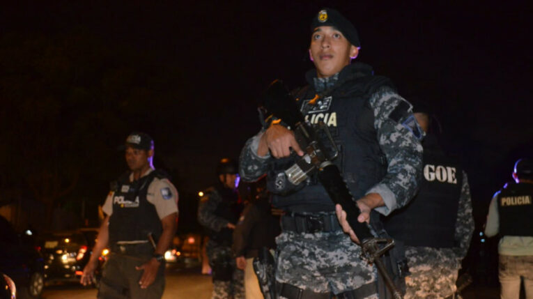 Policías en un operativo nocturno en Guayaquil. Julio de 2022.