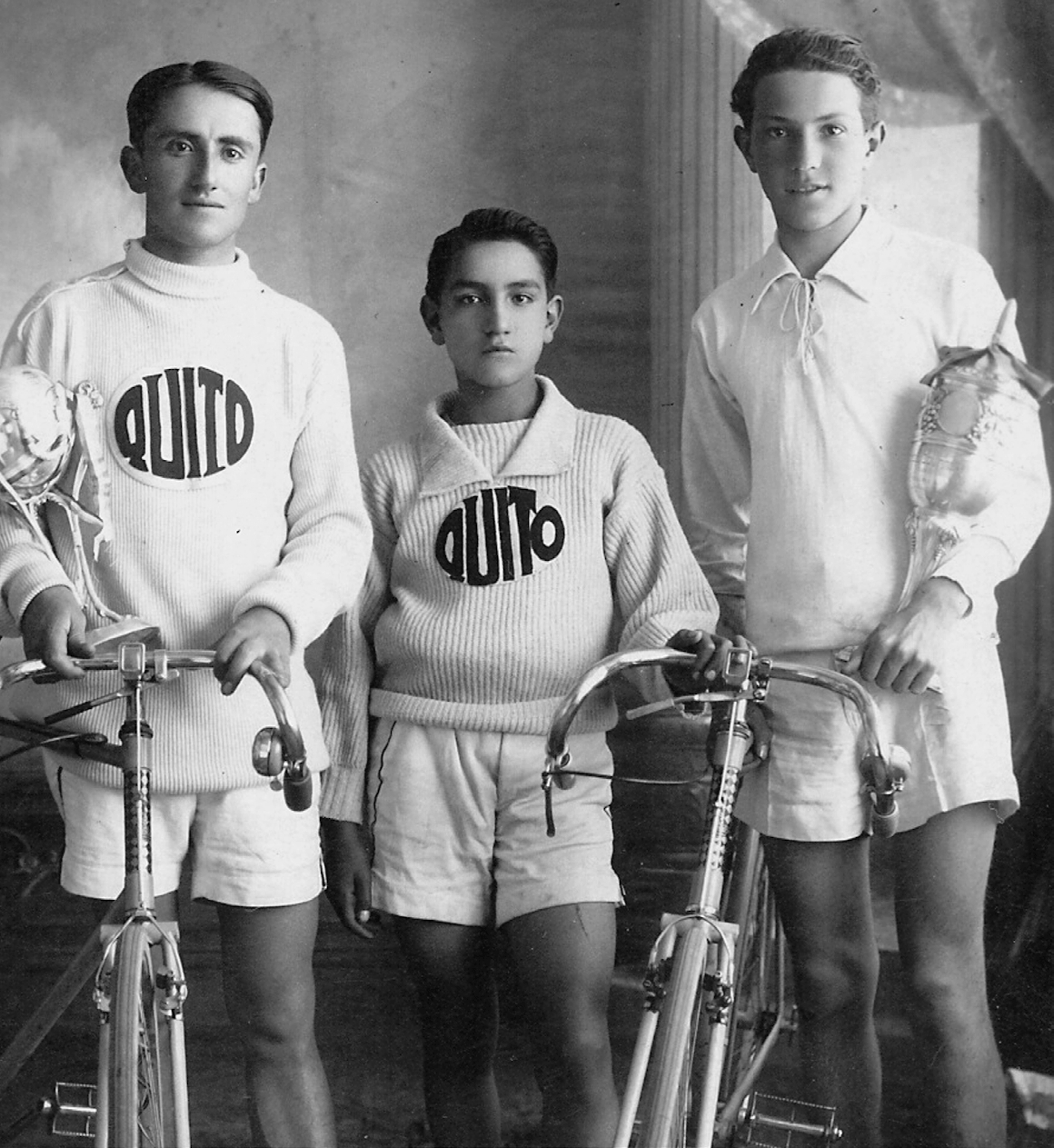 Integrantes juveniles del Club de Ciclismo Quito, en 1934.