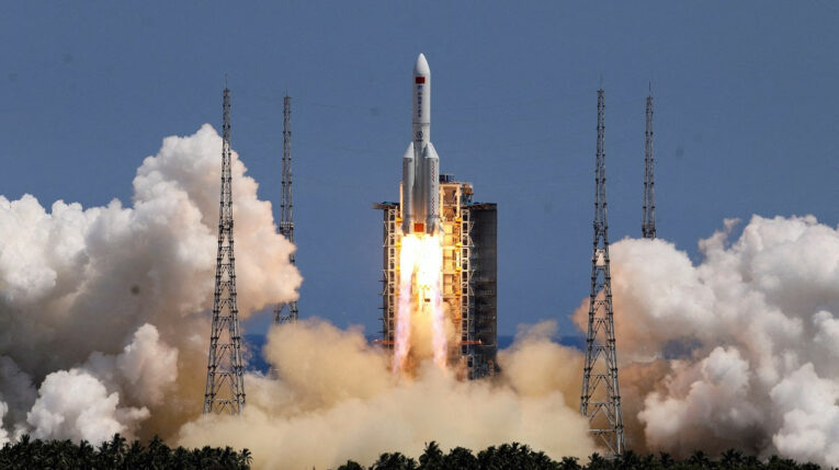 Fotografía de archivo del lanzamiento del cohete chino Long March 5B, el 24 de julio de 2022. 