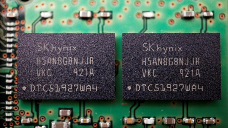 Dos chips o semiconductores, fabricados por SK Hynix , en una placa de computador, el 25 de febrero de 2022. 
