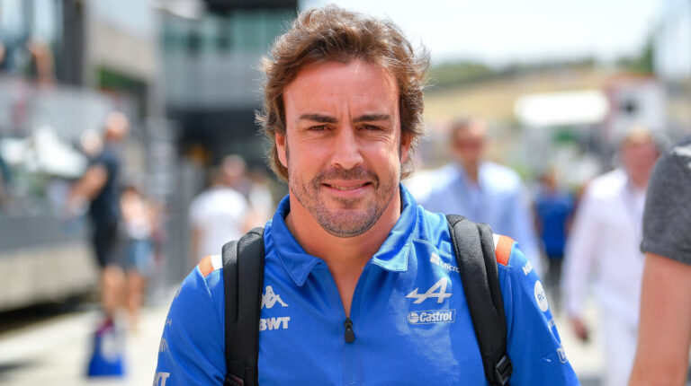 Fernando Alonso del Alpine llega para la primera sesión de entrenamientos del Gran Premio de Hungría de la F1, el 29 de julio de 2022.