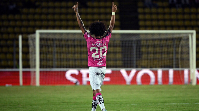 El mediocampista de IDV, Marco Angulo, festeja su gol anotado frente al Deportivo Táchira en los cuartos de final de la Sudamericana, el 2 de agosto de 2022.