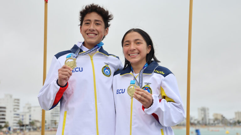 Juan Aguirre y Rafaela Coello, con sus medallas de oro en la Copa del Pacífico, en Salinas, el 3 de agosto de 2022.