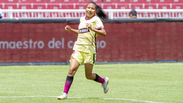 Tatiana Bermeo, durante el partido entre Barcelona y Liga de Quito en el estadio Rodrigo Paz, el domingo 31 de julio de 2022. 