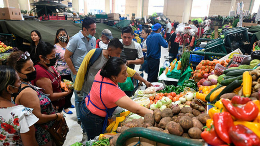 Clientes en el Mercado Central de Guayaquil el 22 de junio de 2022. 