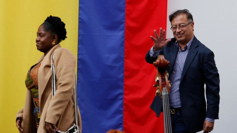 El presidente electo Gustavo Petro y la vicepresidenta electa Francia Márquez, durante el acto de entrega de sus credenciales, en Bogotá, el 23 de junio de 2022.