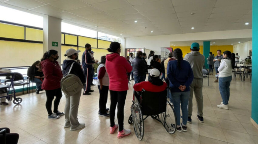Personas con discapacidad en una actividad con una fundación, en el barrio Jaime Roldós Aguilera, en Quito, el 5 de agosto de 2022.