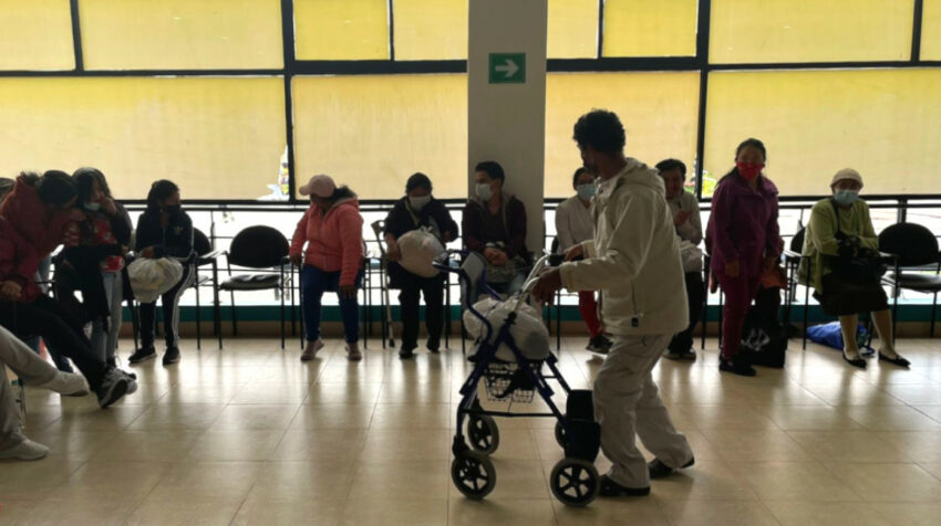 Personas con discapacidad en una actividad con una fundación, en el barrio Jaime Roldós Aguilera, en Quito, el 5 de agosto de 2022.