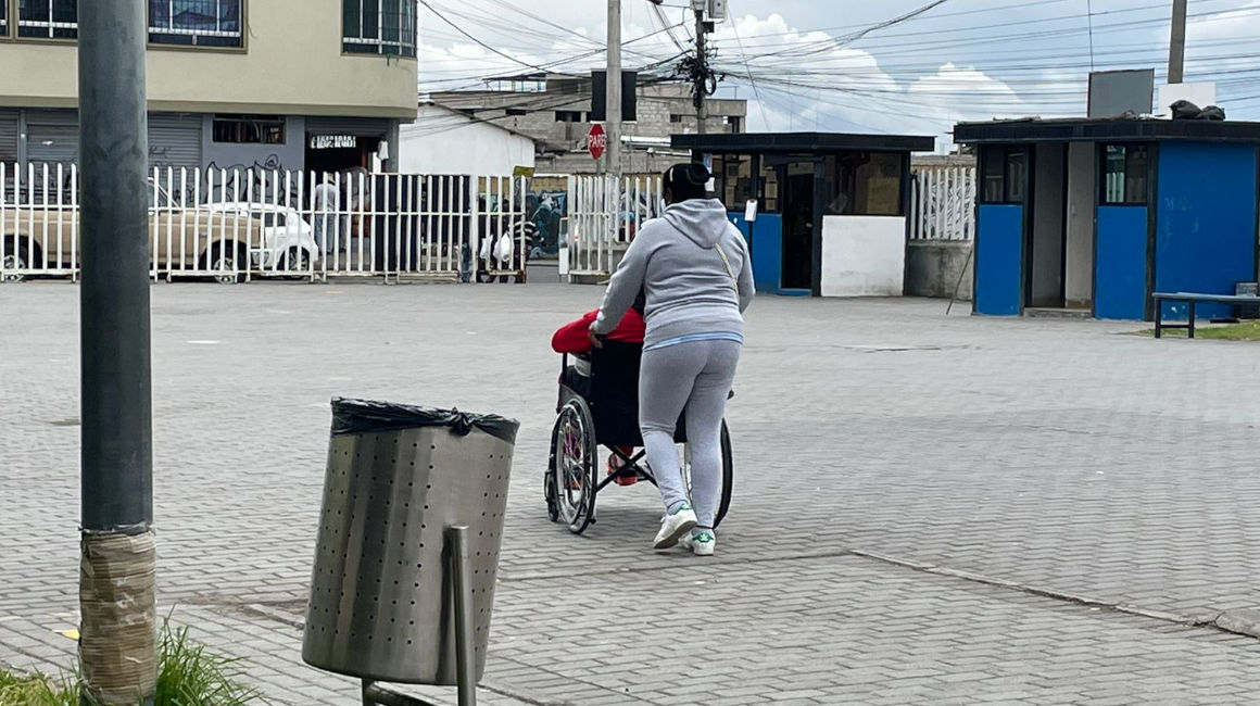 Personas con discapacidad en una actividad con la fundación Finesec, en el barrio Jaime Roldós Aguilera, en Quito, el 5 de agosto de 2022.