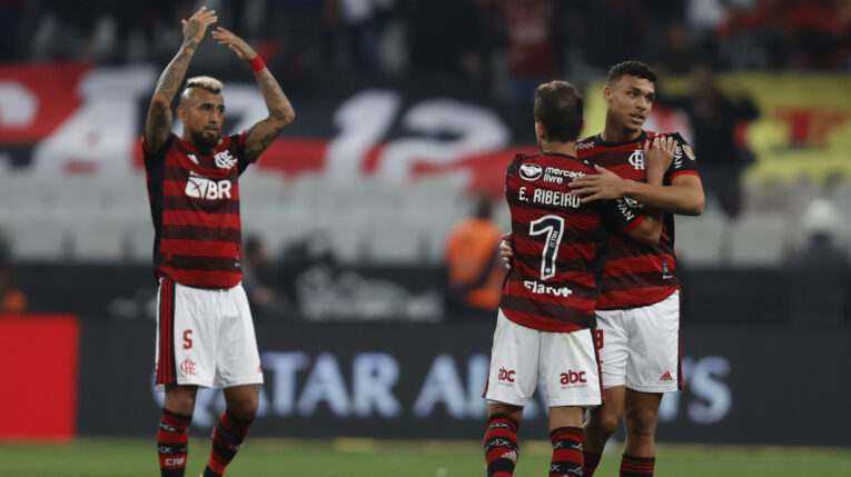 Arturo Vidal (i), Éverton Ribeiro (c) y Thiago Maia, de Flamengo, celebran al final de un partido por Copa Libertadores ante Corinthians, el 2 de agosto de 2022.