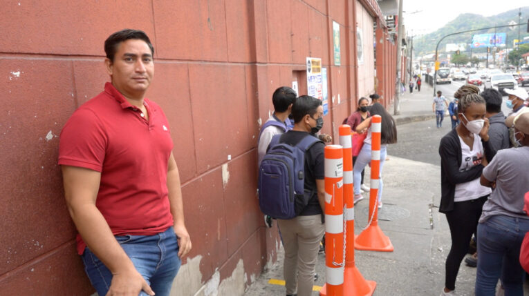 En Ecuador, la búsqueda de un empleo fijo puede tomar años