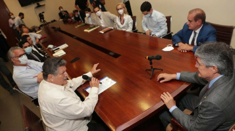 El presidente Guillermo Lasso y Juan José Pons, exconsejero de Gobierno, se reúnen con representantes del sector bananero.