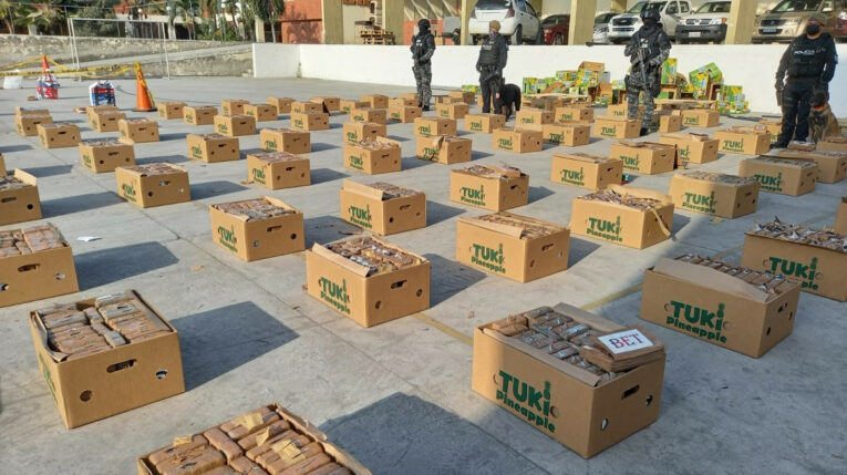 Cajas con piñas congeladas que en su interior tenían cocaína, en el Puerto de Guayaquil, 6 de agosto de 2022. 