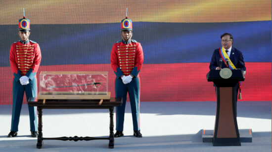 El presidente de Colombia, Gustavo Petro, con la espada de Bolívar en una urna a la derecha, pronuncia su discurso de investidura, el 7 de agosto de 2022.
