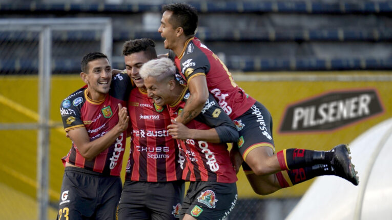 Los jugadores del Deportivo Cuenca festejan el gol de Mateo Zambrano, ante Universidad Católica, el 7 de agosto de 2022. 