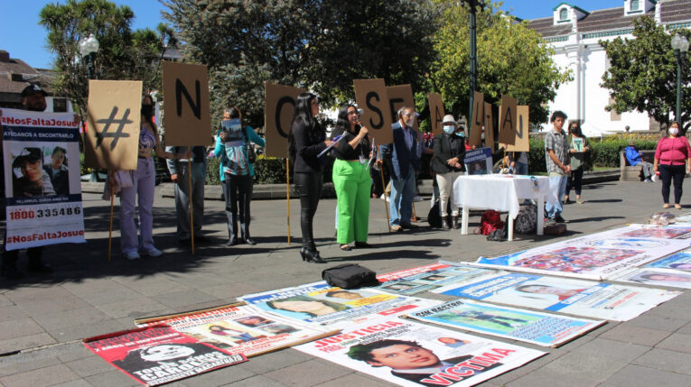 Familiares de personas desaparecidas durante un plantón en la Plaza Grande de Quito, el 4 de mayo de 2022.