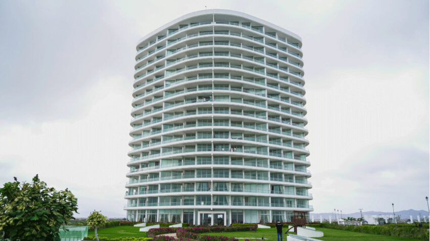 Primer edificio de Karibao, en Playas, en 2022.