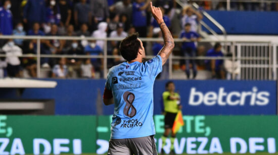 Sebastián Rodríguez, de Emelec, celebra un gol anotado en la Fecha 5 de la LigaPro ante Delfín, en el Estadio Jocay de Manta.