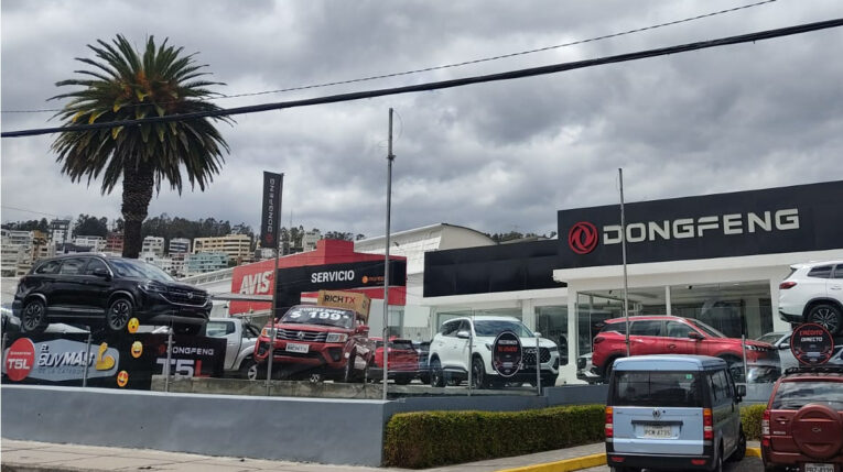 Imagen referencial de un cncesionario de vehículos en la avenida Granados, en el norte de Quito el 8 de agosto de 2022.