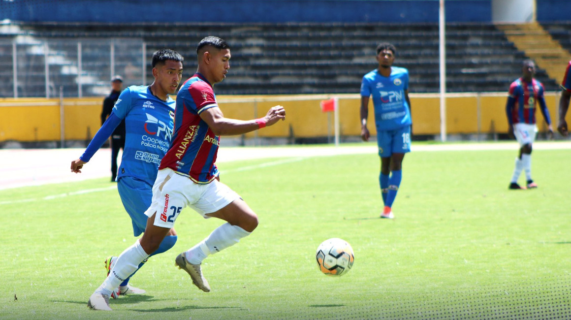 Jugadores del Deportivo Quito y Espoli disputan un balon en el partido del domingo 7 de agosto de 2022 en el estadio Olímpico Atahualpa.