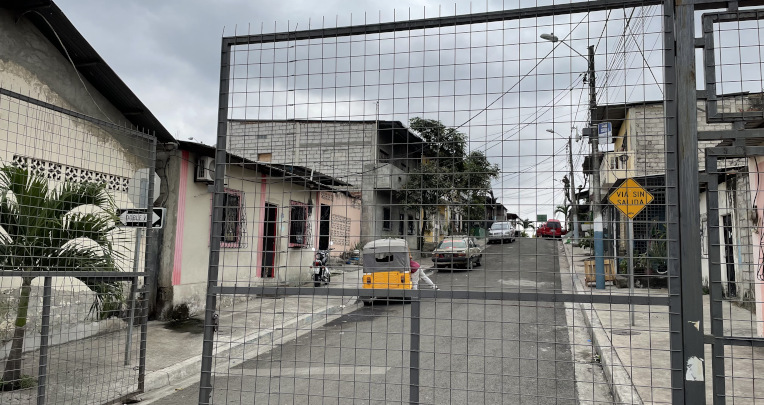 En el bloque IV del sector de Flor de Bastión los moradores instalaron puertas para limitar el acceso debido a la inseguridad. Guayaquil 9 de agosto de 2022.