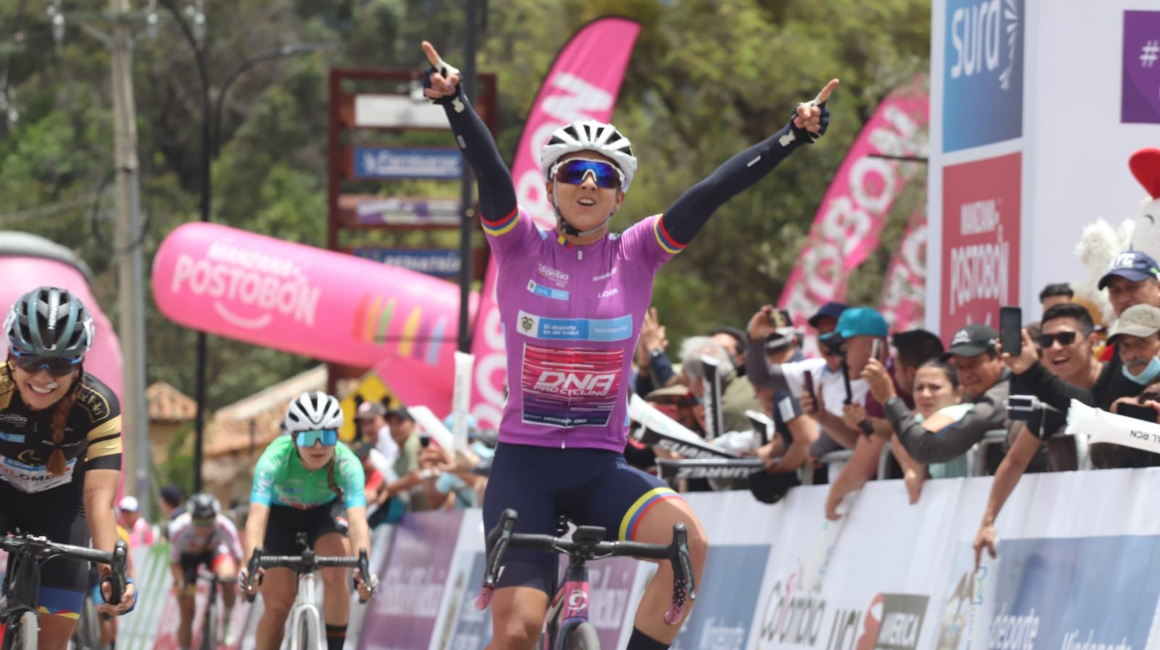 Diana Peñuela, en la meta de la Etapa 2 de la Vuelta a Colombia femenina, el 10 de agosto de 2022.