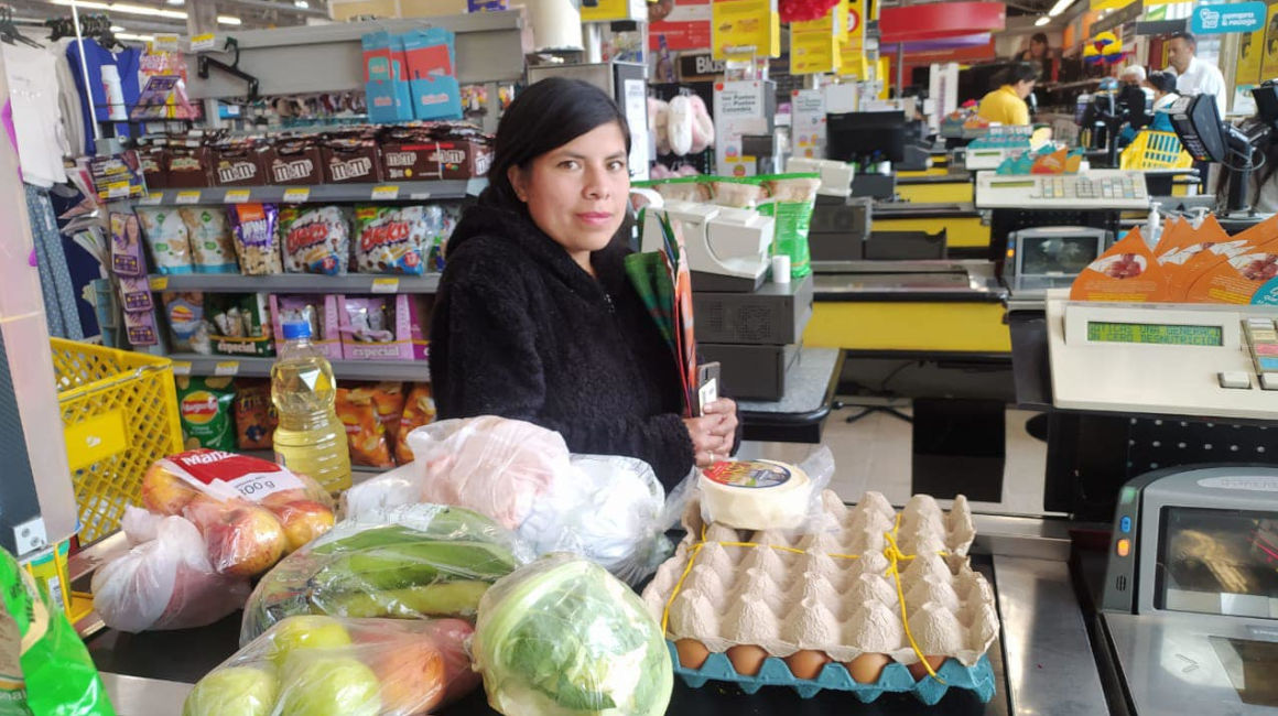 Una mujer compra en un supermercado en Ipiales, en julio de 2022.