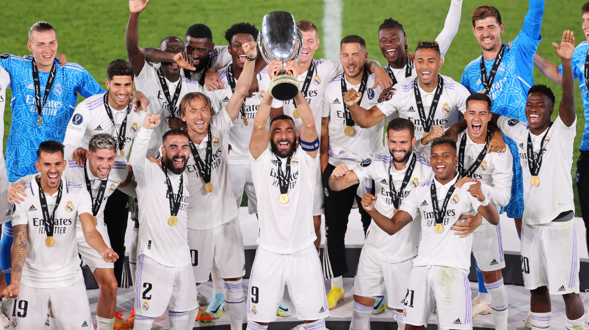 Los jugadores del Real Madrid celebran su título en la final de la Supercopa de la UEFA, el 10 de agosto de 2022.
